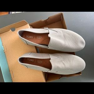 NWOT Light Gray TOMS Shoes 8.5W